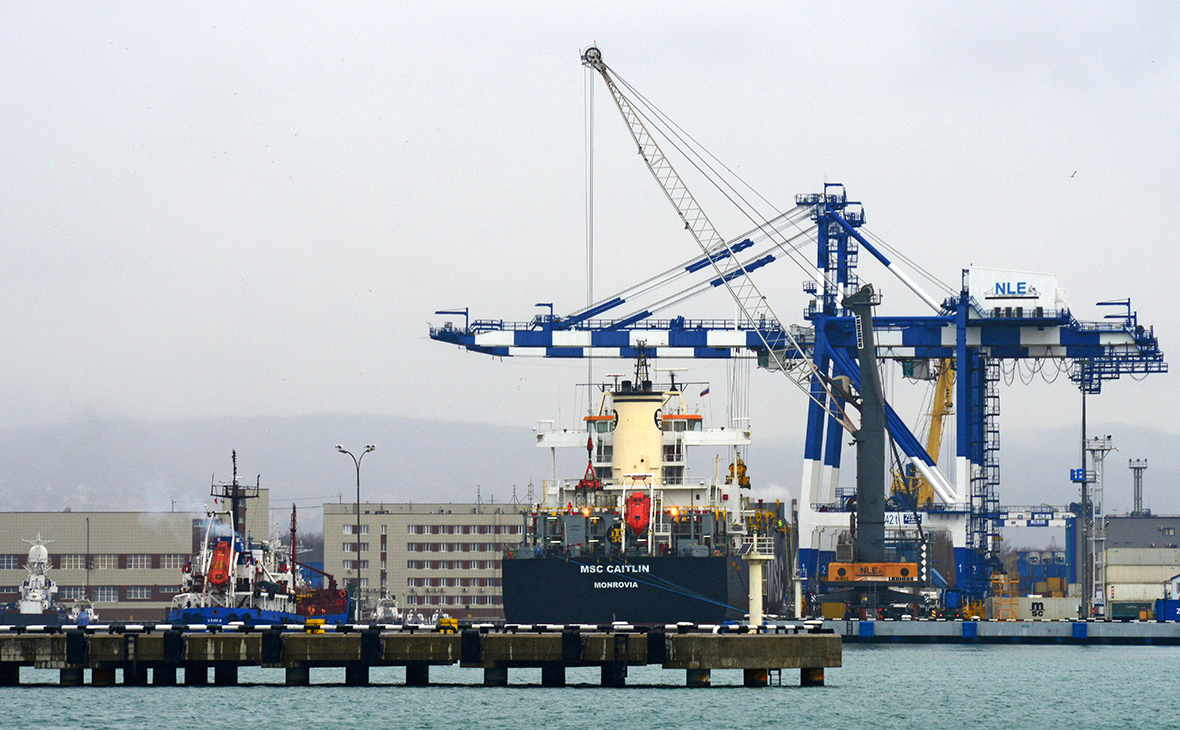 Судно-контейнеровоз в порту Новороссийска