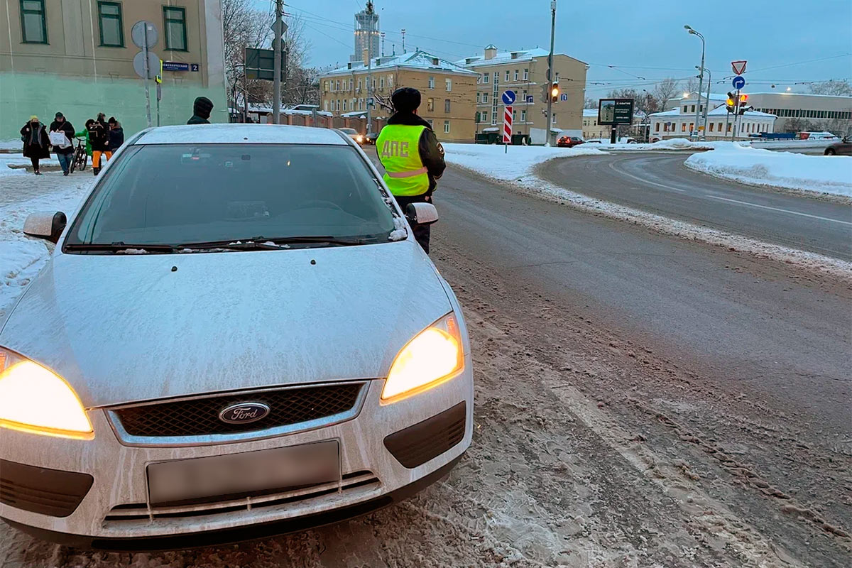 Скрытый патруль работает в Москве уже несколько лет: инспекторы ездят на серебристых Ford Focus, есть в автопарке и современные BMW.