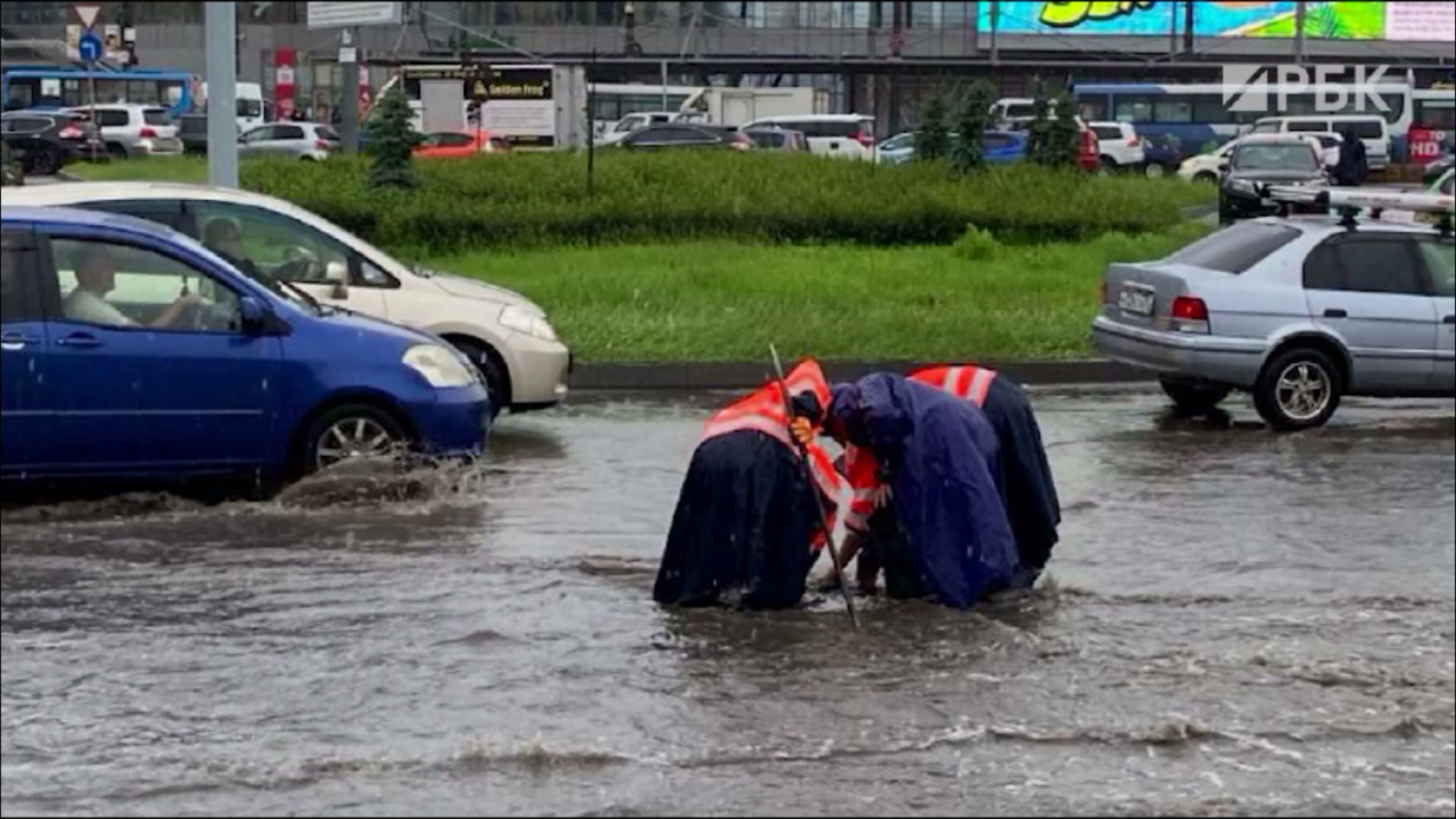 Как машины ездят по затопленным из-за дождей улицам Владивостока. Видео