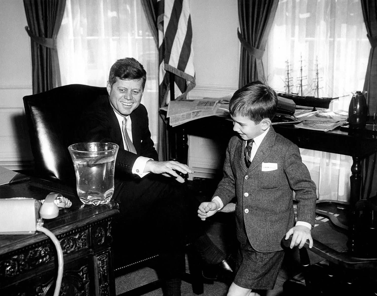 <p>На фото: 35-й президент США Джон Кеннеди со своим племянником Робертом Кеннеди-младшим в Овальном кабинете Белого дома. Вашингтон, США</p>