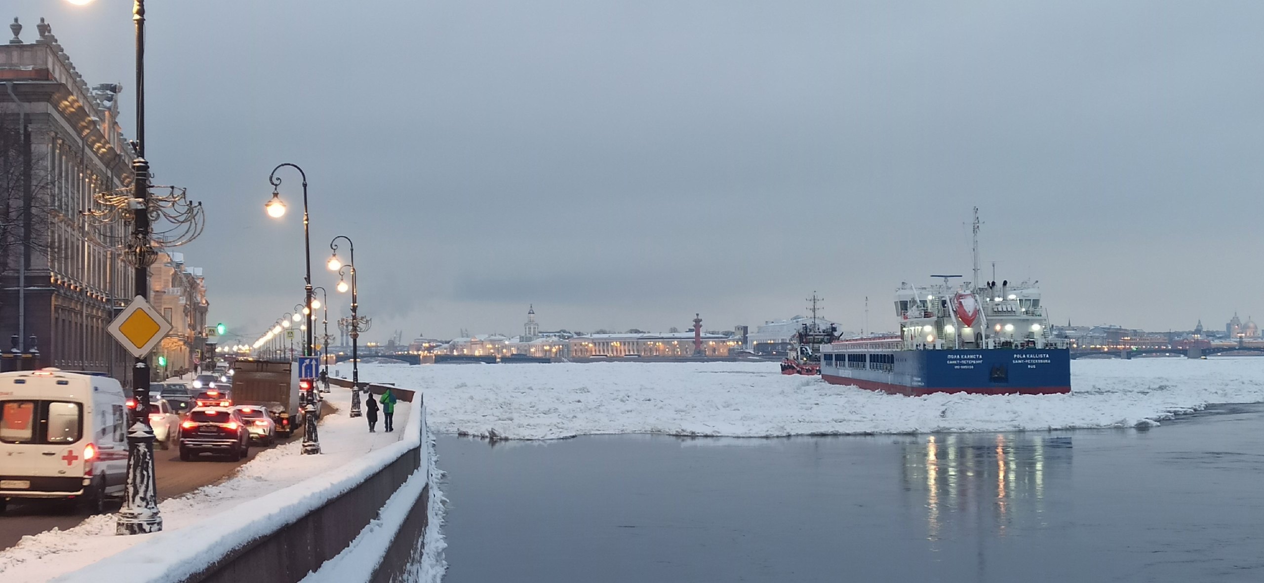 В Петербурге возобновят операцию по освобождению сухогруза. Фото — РБК