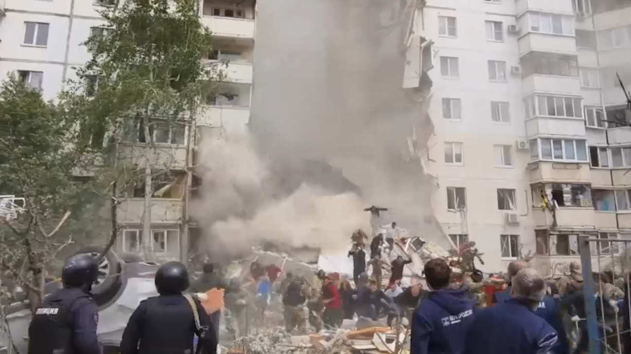 Крыша попавшего под обстрел дома в Белгороде обрушилась на спасателей