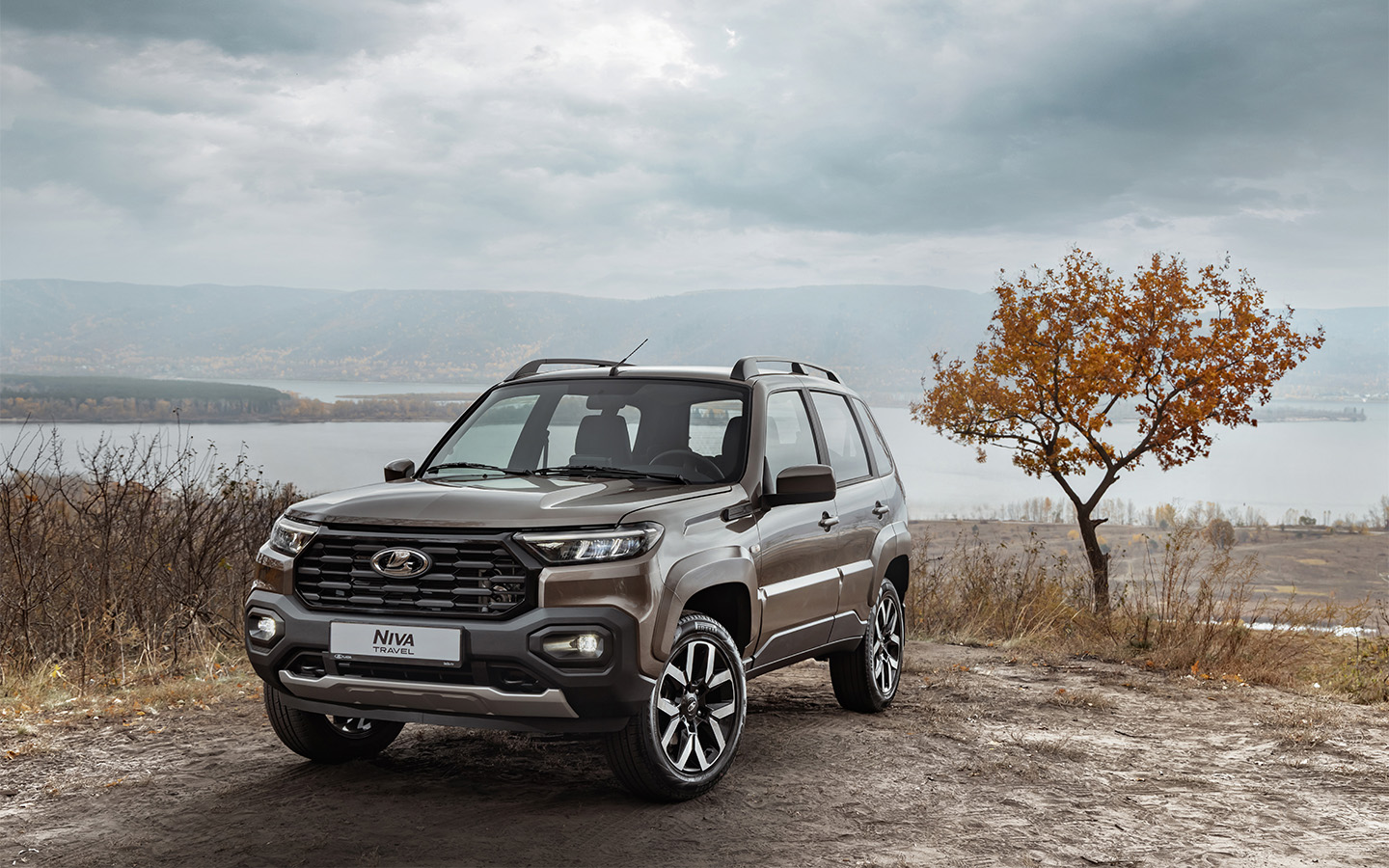 Чего-чего, а практичности у Lada Niva Travel не отнять. Повредить кузов крайне сложно даже на суровом бездорожье, но пластиковые накладки по периметру точно не лишние