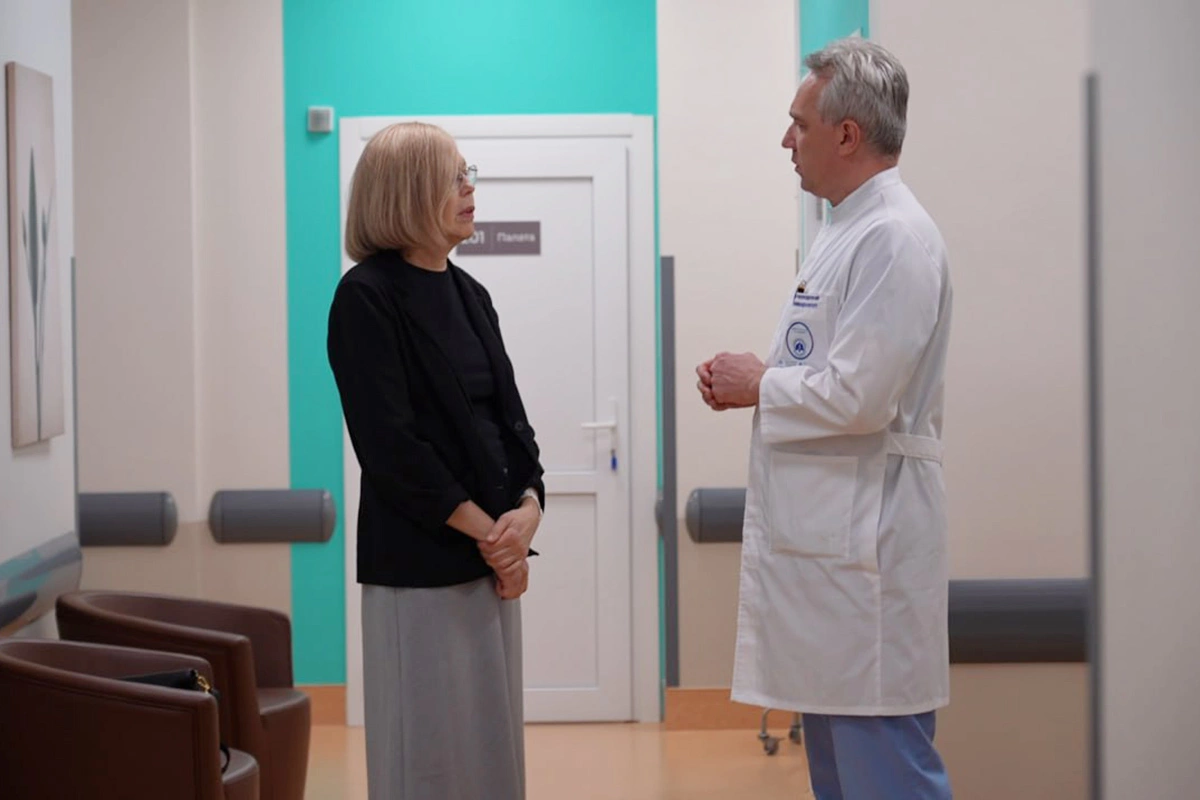 Пациентка Ирина Мельникова и директор Клиники госпитальной хирургии Сеченовского университета № 2 Евгений Тарабрин, выполнивший операцию с командой врачей