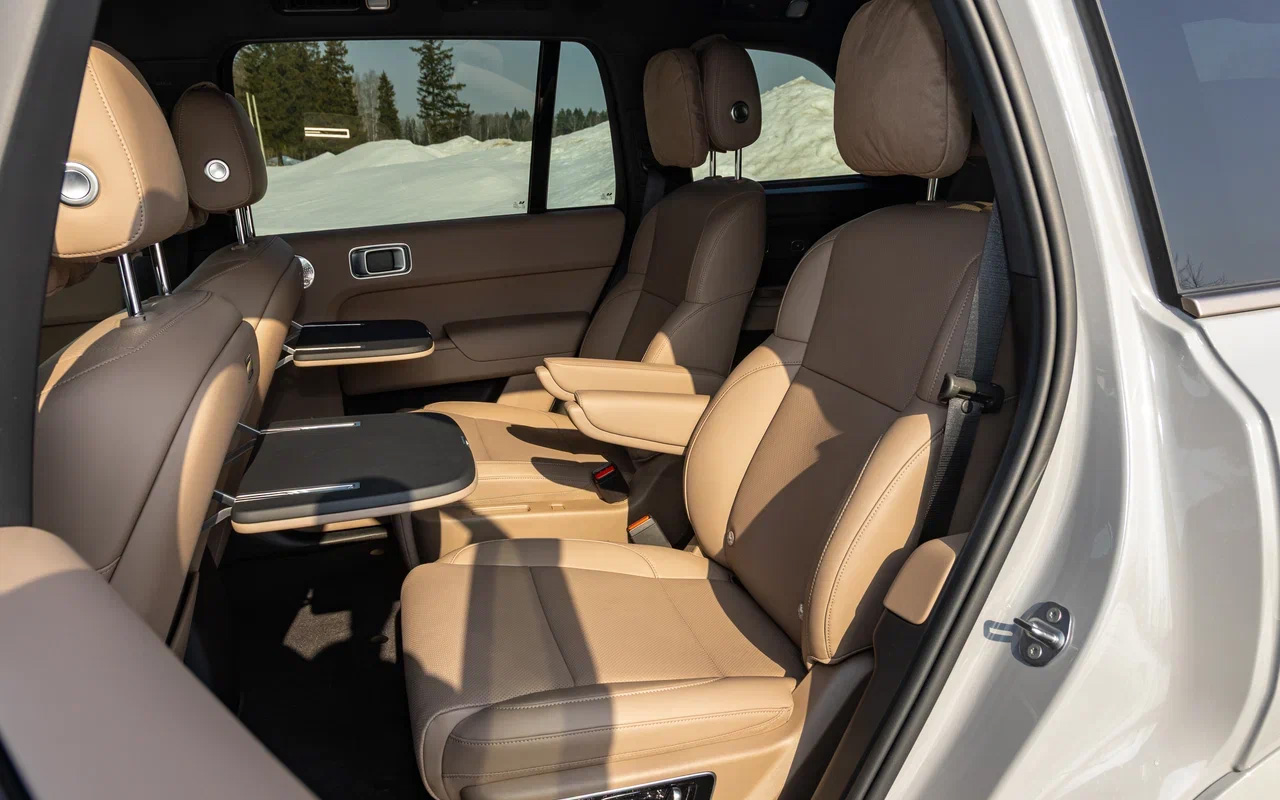 Пассажирам второго ряда доступны те же блага, что и сидящим впереди: есть 18-точечный массаж, обогрев и вентиляция