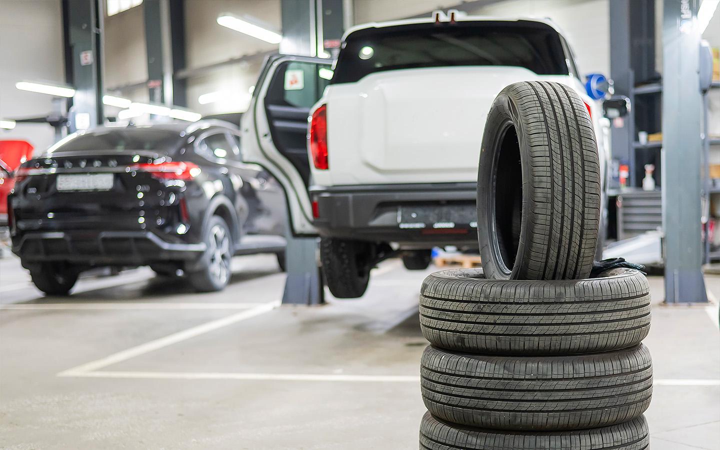 Где дешевле и быстрее переобуть машину. Цены у дилеров и независимых СТО