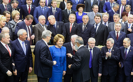Валентина Матвиенко (в центре на первом плане) выбилась в лидеры сенаторов-богачей, продав квартиру и машино-место в Москве за 153 млн руб.