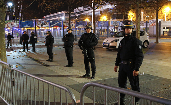 Сотрудники французской полиции&nbsp;возле стадиона Stade de France