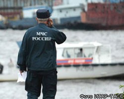 Спасатели обследуют затонувший в Москве-реке катер
