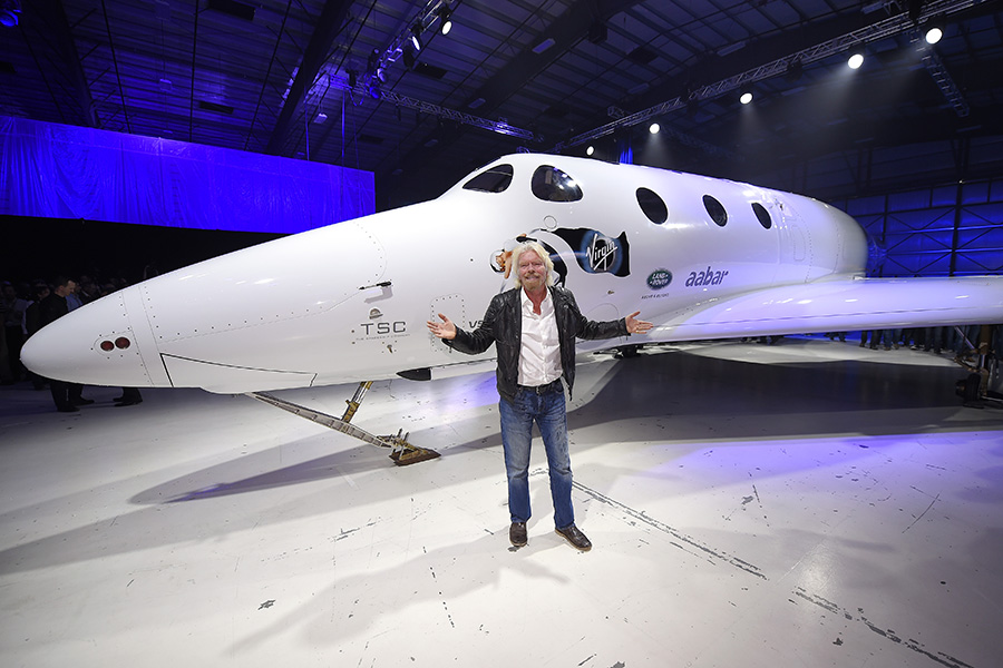 Ричард Брэнсон перед космическим кораблем SpaceShipTwo от Virgin Galactic