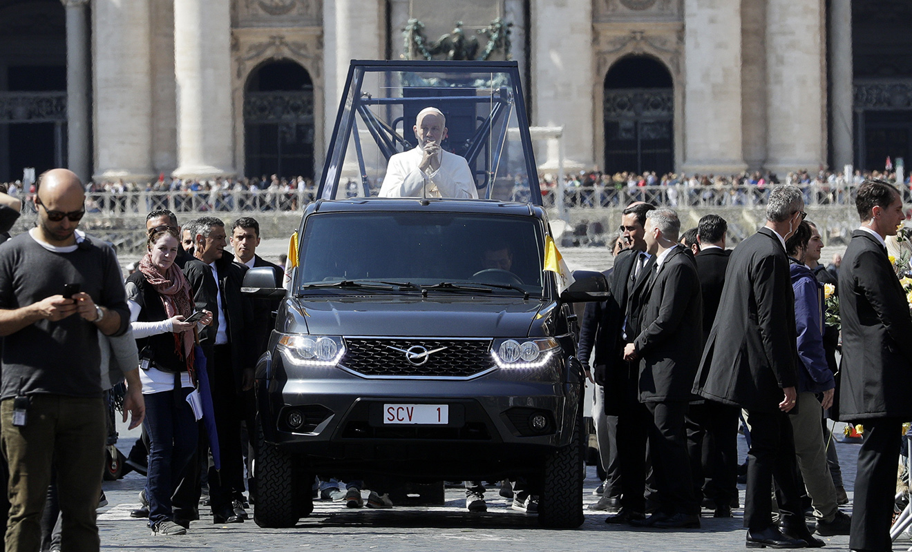 Папа Римский поменял дорогой автомобиль на совсем бюджетный