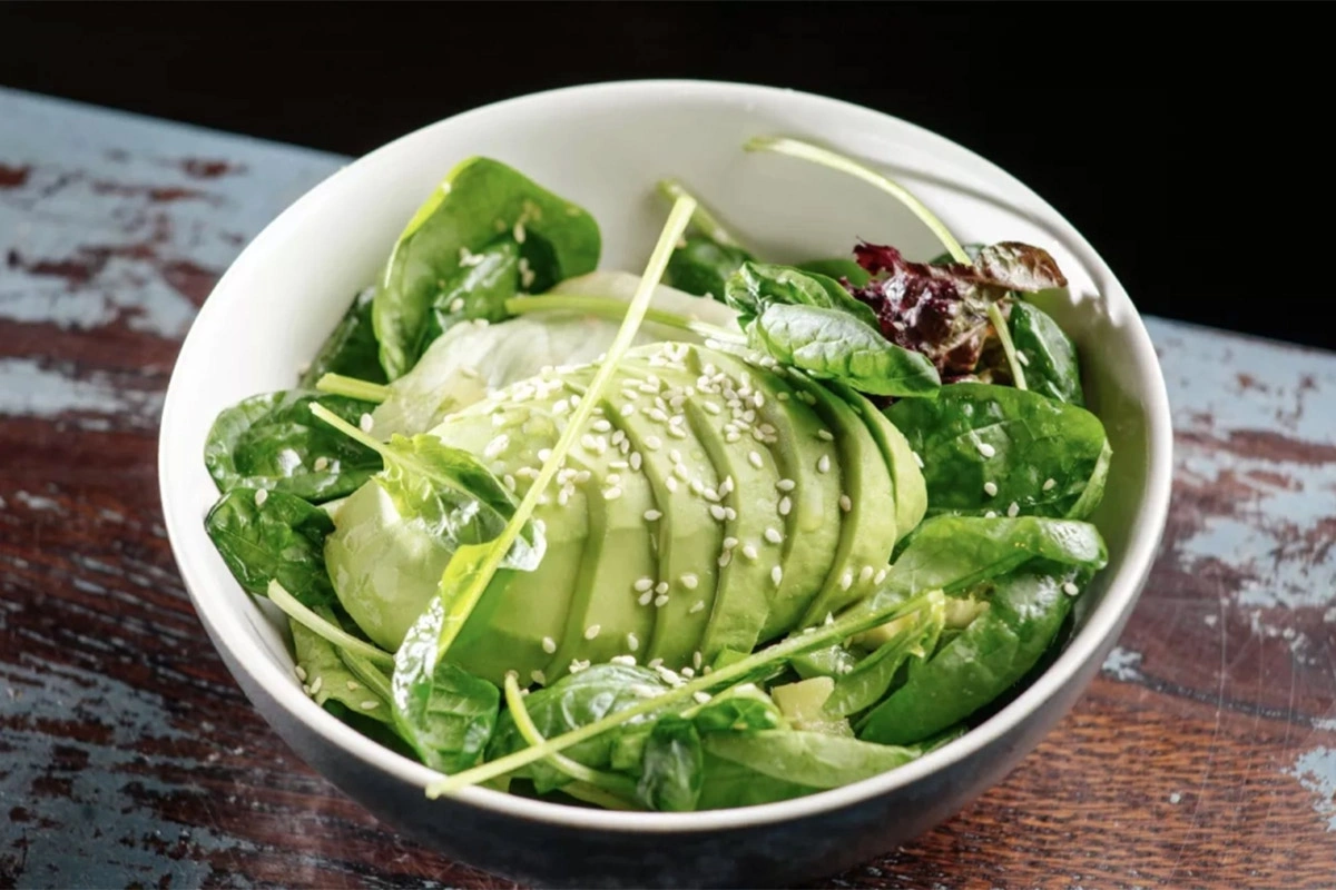 <p>Зеленый салат не только вкусный, но и полезный.&nbsp;<a href="https://style.rbc.ru/health/5f0ffa499a7947a3c4d71697">Авокадо</a> содержит много калия и полезных жиров</p>
<br />
&nbsp;
