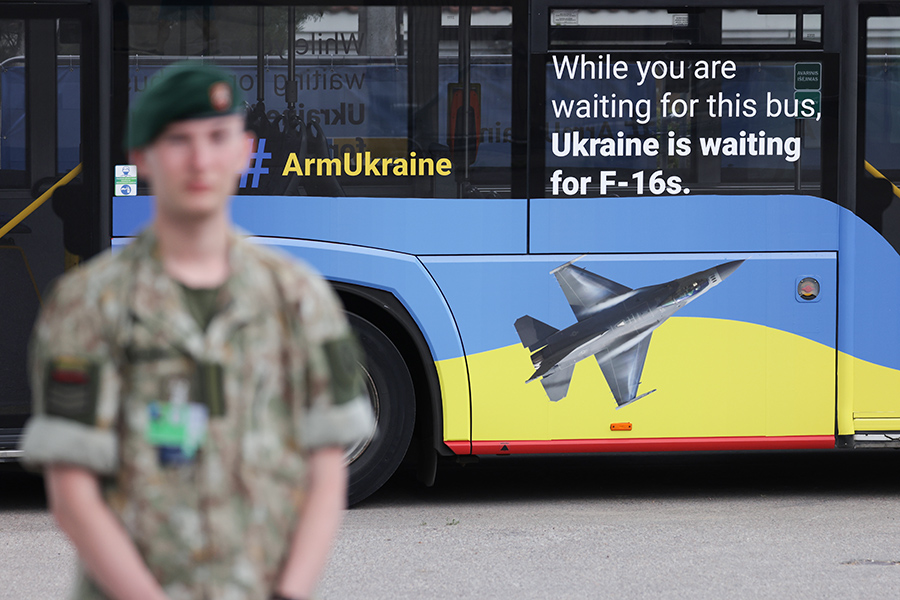 Литовский военнослужащий рядом с автобусом, на котором написан призыв поставить Украине вооружения: &laquo;Пока вы ждете этот автобус, Украина ждет F-16&raquo;.

На саммите подписали меморандум о создании коалиции по подготовке украинских пилотов для истребителей F-16. В коалицию вошли Дания, Нидерланды, Бельгия, Канада, Люксембург, Норвегия, Польша, Португалия, Румыния, Швеция и Великобритания