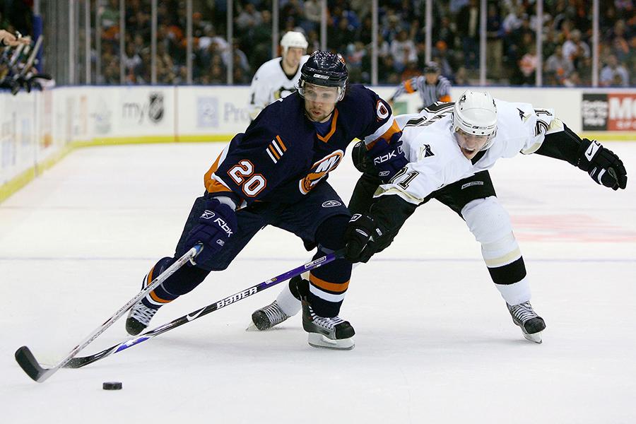 Евгений Малкин № 71 из «Питтсбург Пингвинз» пытается перехватить шайбу у Ричарда Зедника № 20 из «Нью-Йорк Айлендерс», 2007 год