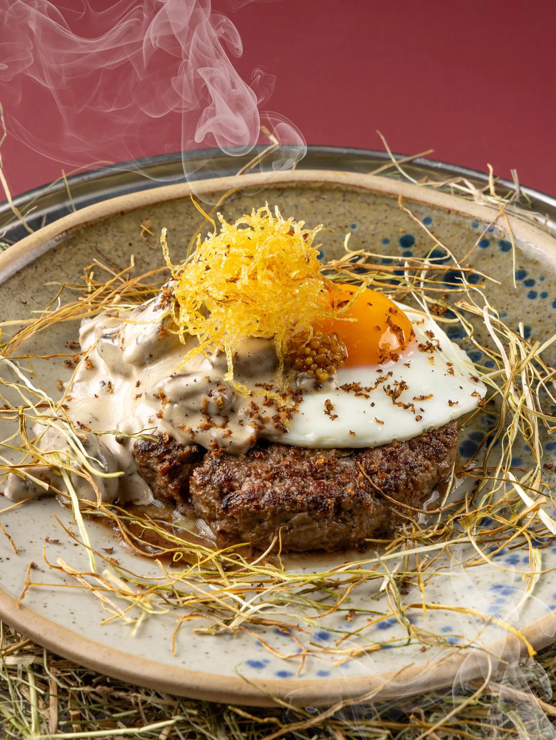 Бифштекс с яйцом и грибным соусом в ресторане «Баффет»