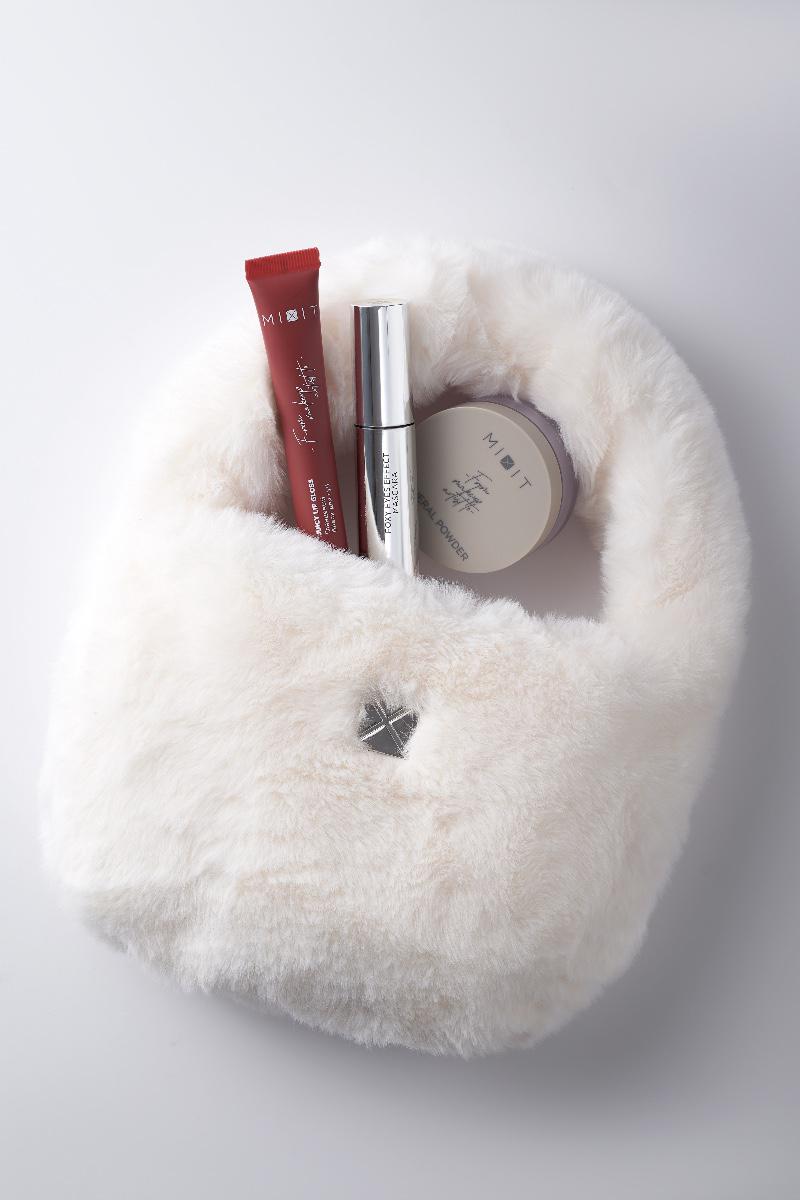 Набор для макияжа в сумке Mixit, 3000 руб. (mixit.ru)