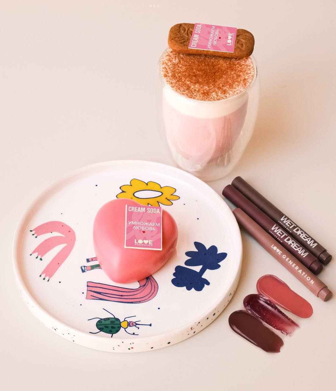 До 15 февраля в сети кофеен Cream Soda при заказе малинового десерта или напитка &laquo;Таро матча&raquo; в подарок принесут помаду-бальзам Wet Dream от Love Generation в одном из трех оттенков