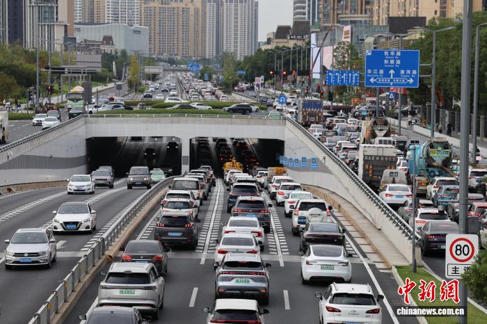 Плотный поток автомобилей на выезде из Чэнду по проспекту Цзяньнань в первый день национальных праздников