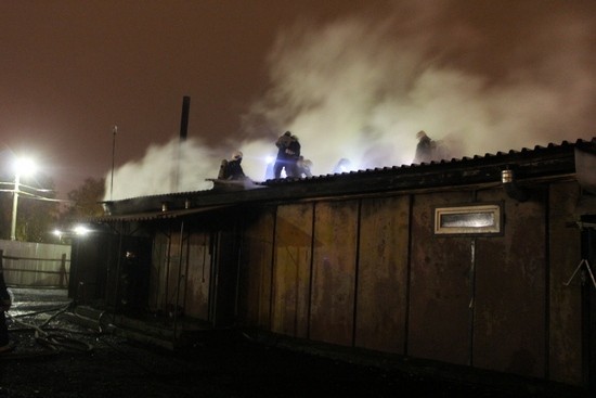 В Петербурге загорелось здание автосервиса