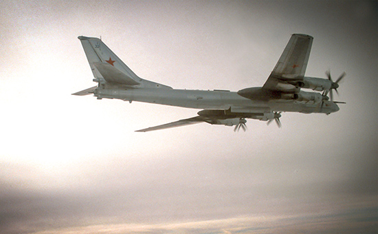 Стратегический бомбардировщик Ту-95. Архивное фото