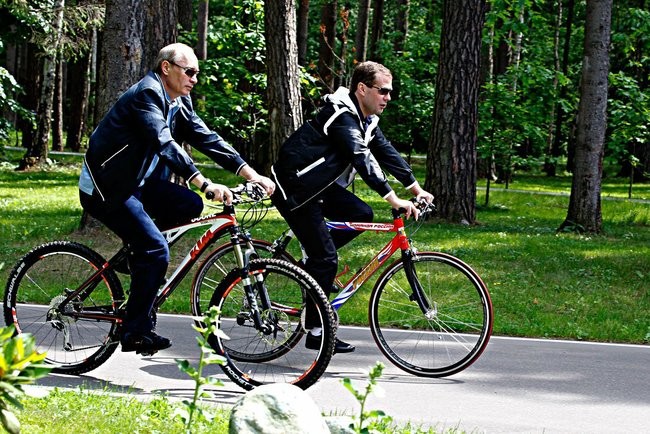 Д.Медведев и В.Путин покатались на велосипедах