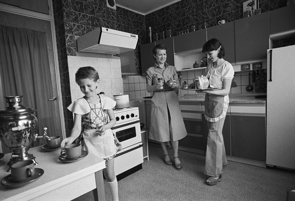 Кухня в 1980-х

В 1980-е годы в некоторых типовых сериях домов площадь кухни увеличилась до 8&ndash;9 кв. м

На фото: кухня в квартире Олимпийской Деревни. Дата съемки: 01.05.1981
