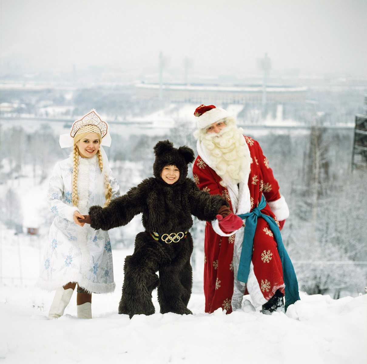 Дед Мороз, Снегурочка и олимпийский Миша на Ленинских горах. 1979 год
