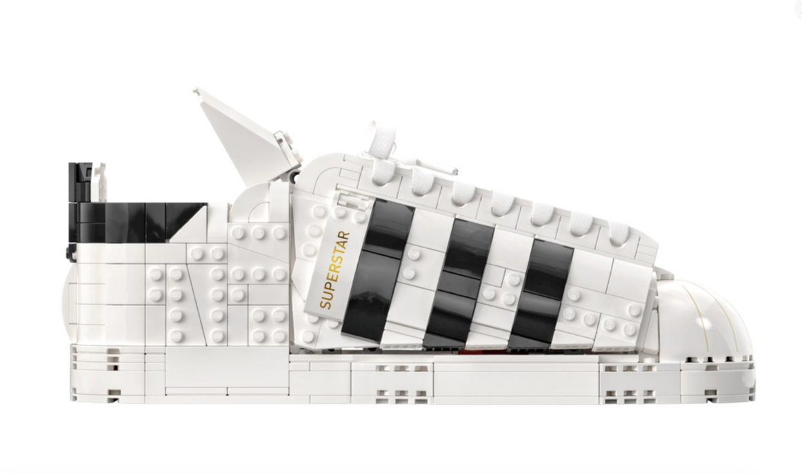 Конструктор Lego в виде кроссовка adidas Superstar