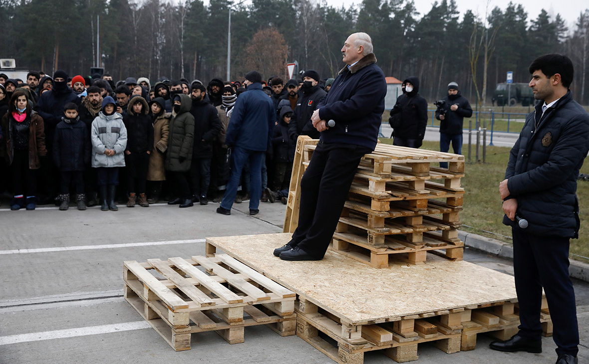 Александр Лукашенко во время выступления перед мигрантами у транспортно-логистического центра &quot;Брузги&quot;