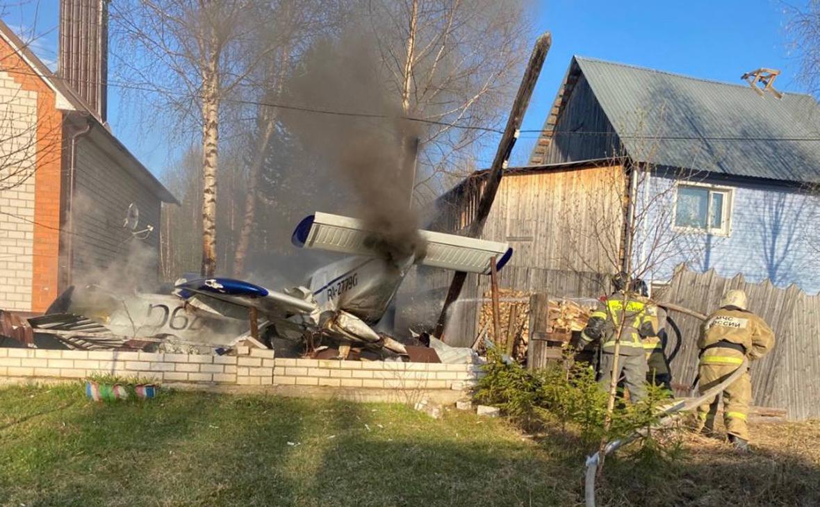 В Коми легкомоторный самолет упал рядом с жилым домом — РБК