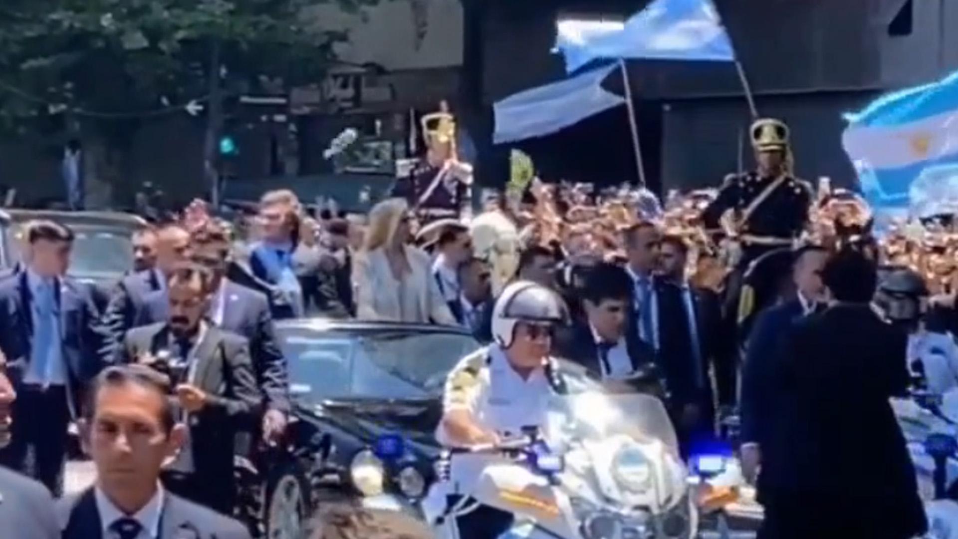 В нового президента Аргентины бросили бутылку во время инаугурации