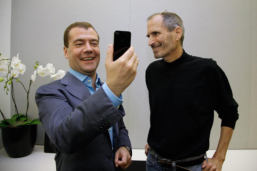 Дмитрий Медведев получает&nbsp;в подарок от Стива Джобса iPhone 4 во время своей поездки в Кремниевую долину, июнь 2010 года