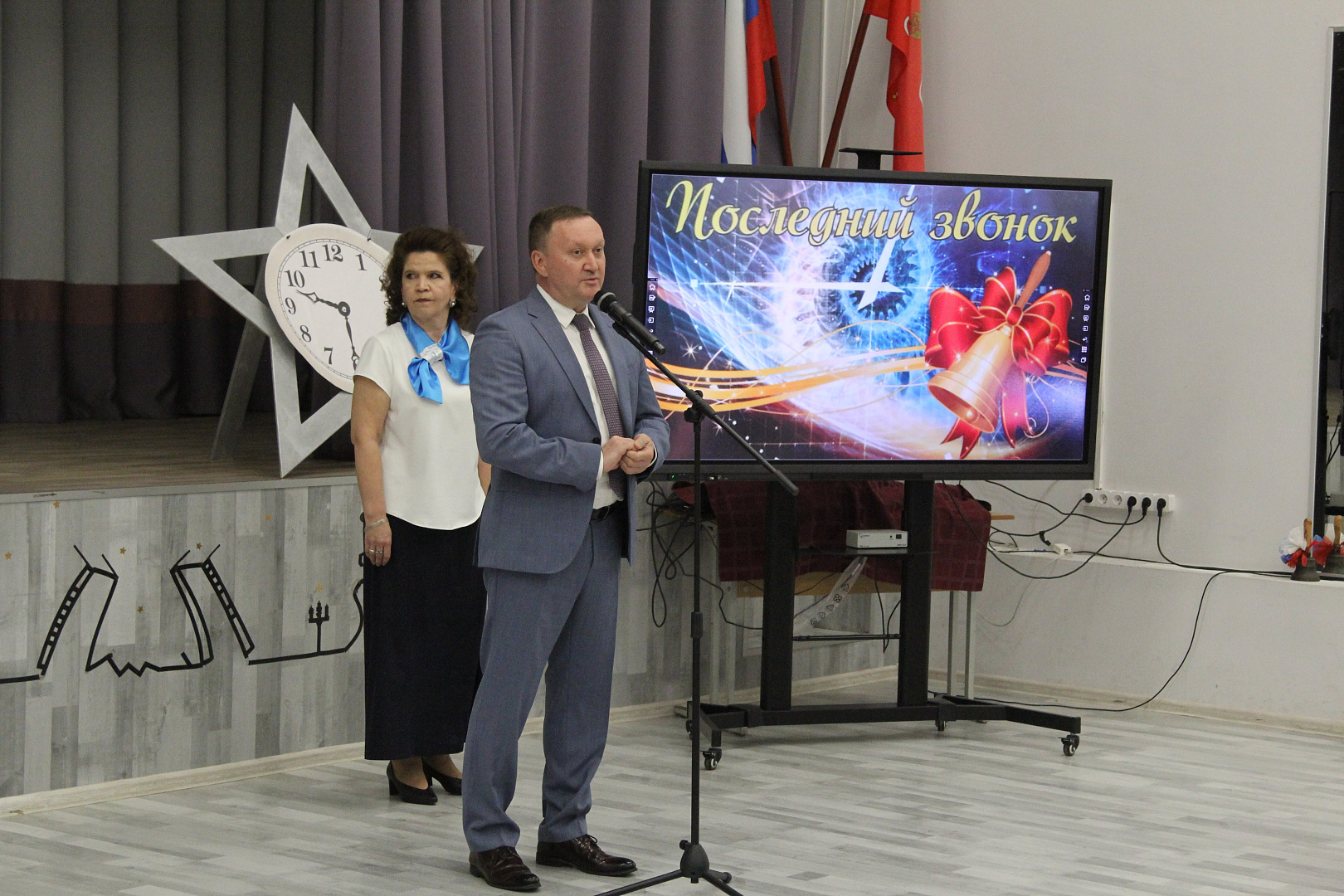 Олег Милюта 24 мая на линейке, посвященной&nbsp;&laquo;Последнему звонку&raquo;, в одной из школ Колпино