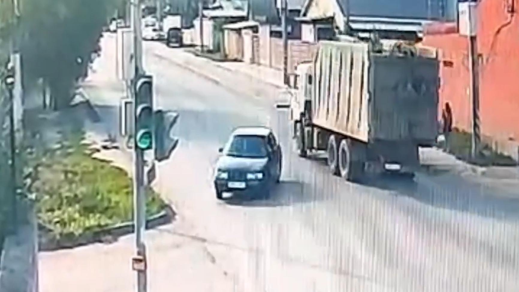 В Саратовской области автомобиль въехал в компанию подростков
