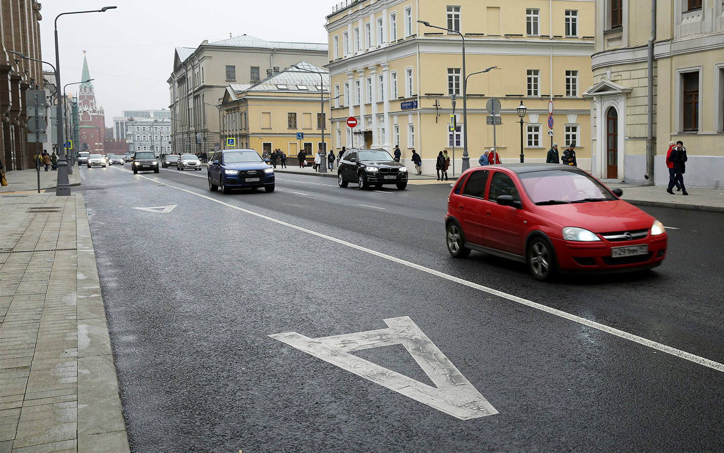 Основная цель выделенной полосы — ускорить движение автобусов, троллейбусов и маршрутных такси, особенно в часы пик