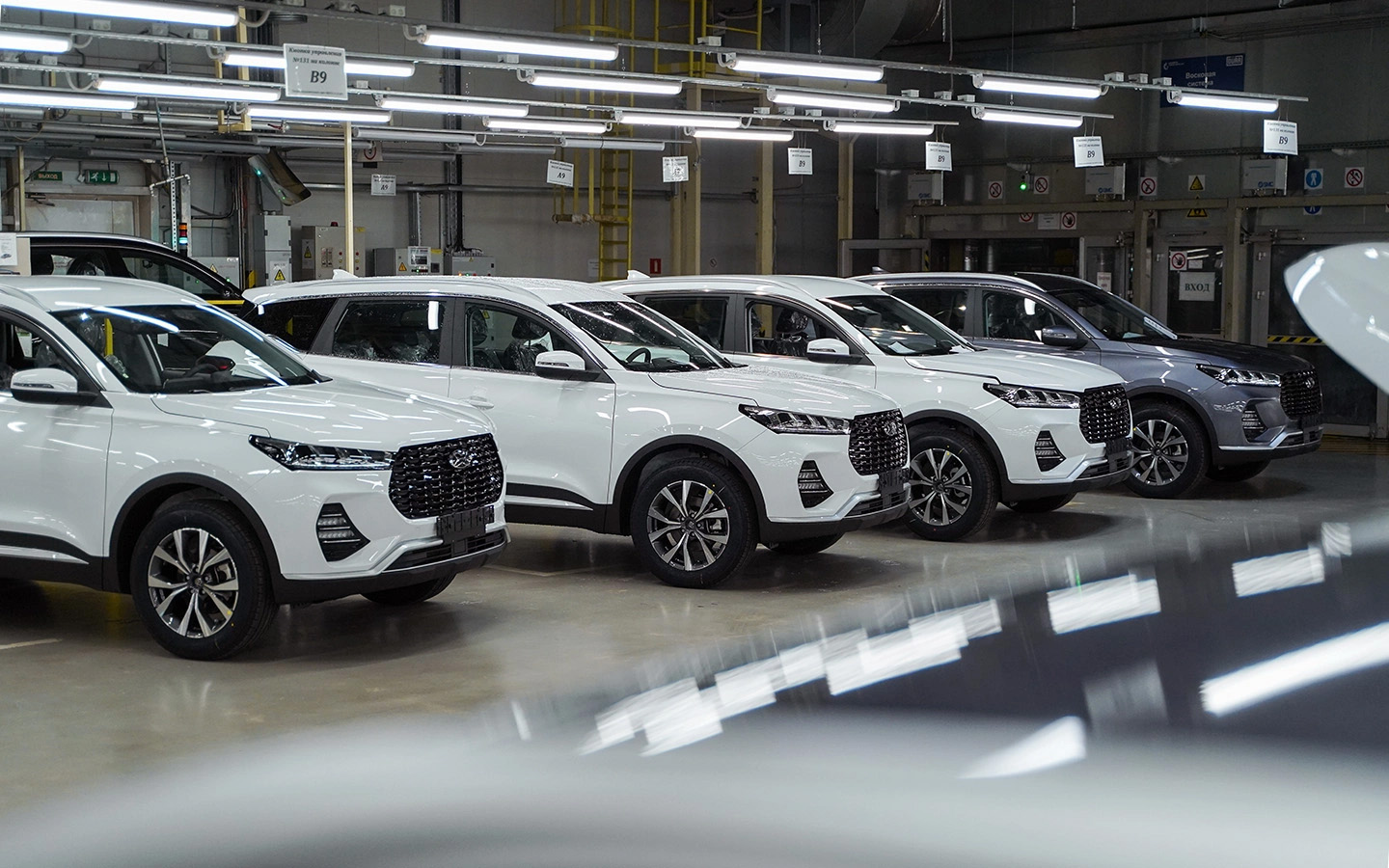 Автомобили XCite X-Cross 7 на заводе в Санкт-Петербурге