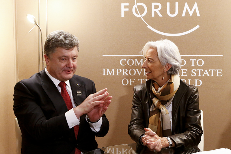Глава МВФ Кристин Лагард (справа) и президент Украины Петр Порошенко беседуют на 45-м Всемирном экономическом форуме в Давосе.
