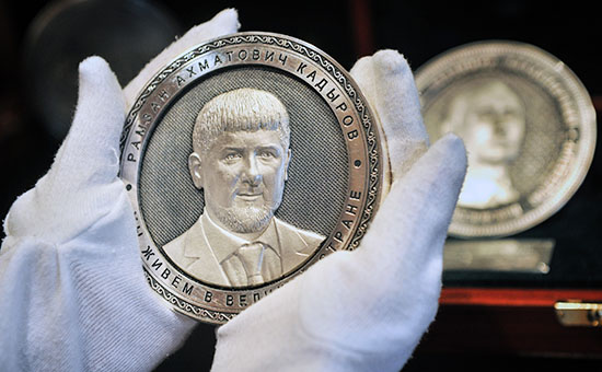 Серебряная монета-медаль с изображением главы Чечни Рамзана Кадырова из коллекции «Созидатели России» на фабрике «Оружейник»