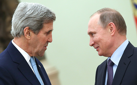 Президент России Владимир Путин и госсекретарь США Джон Керри (справа налево) во время встречи в Кремле, 2015 год


