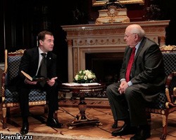Д.Медведев наградил М.Горбачева высшей наградой России