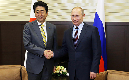 Премьер-министр Японии Синдзо Абэ (слева) и президент России Владимир Путин во время встречи в резиденции &laquo;Бочаров ручей&raquo; в Сочи 6 мая 2016 года


