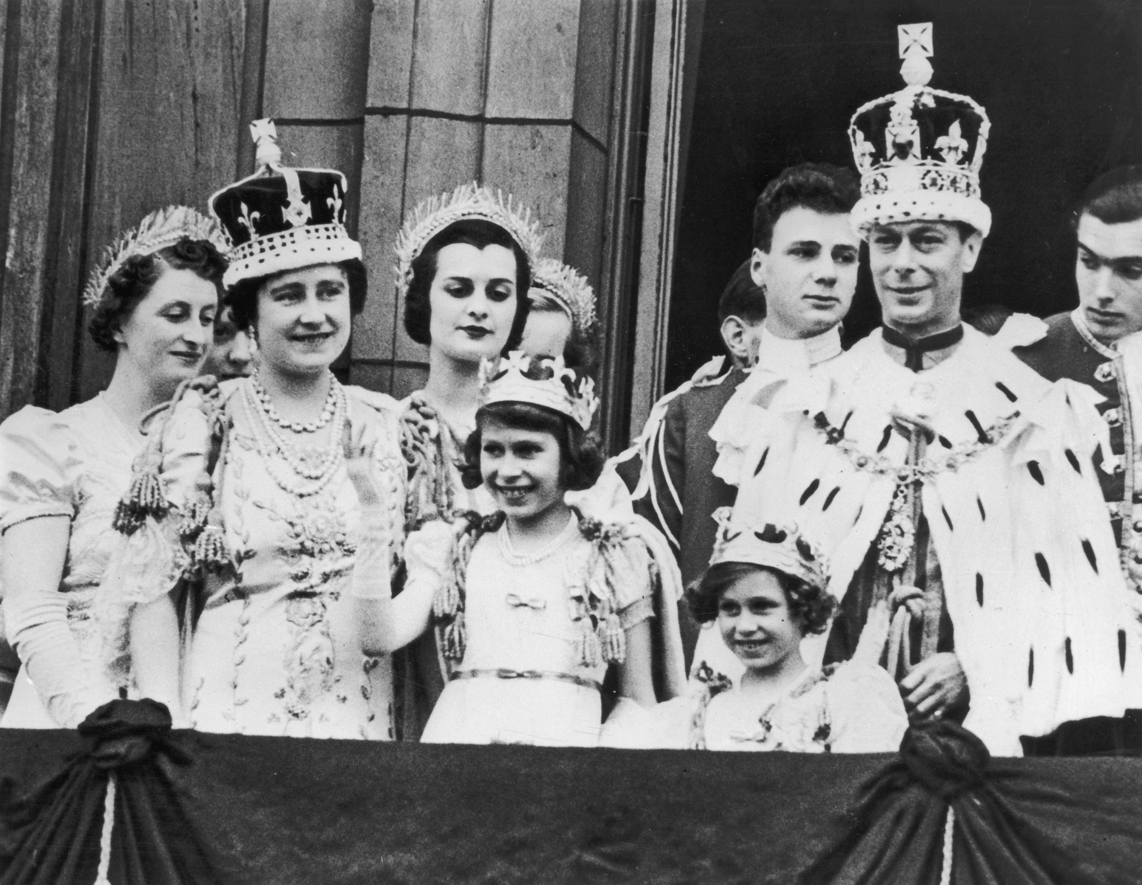 День коронации Георга VI, отца Елизаветы II. 12 сентября 1937 года.

На первом плане слева направо: Елизавета Боуз-Лайон (королева-мать), принцессы Елизавета и Маргарет, король Георг VI