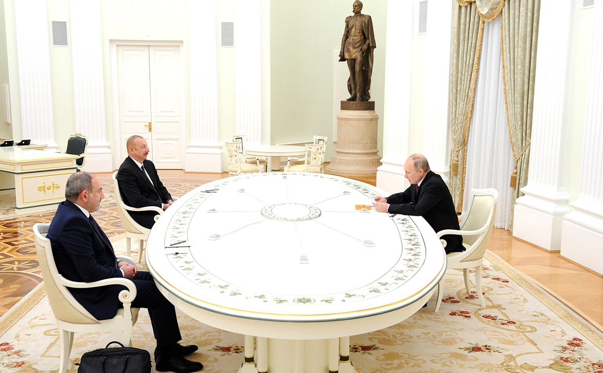 Никол Пашинян, Ильхам Алиев и Владимир Путин (слева направо)