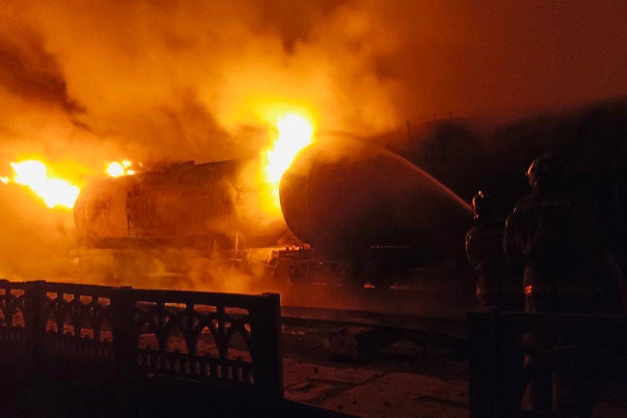Для тушения было привлечено около ста пожарных и 25 единиц техники, в том числе десять автоцистерн и пожарный поезд 54-й пожарно-спасательной части Иловайска