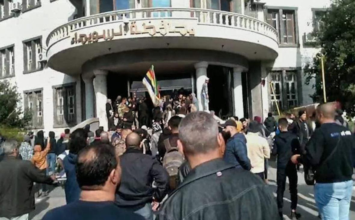 Протестующие ворвались в здание администрации Эс-Сувейда в Сирии