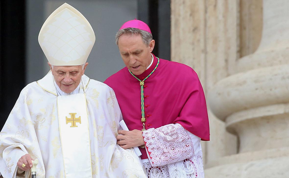 Папа римский Бенедикт XVI (слева)