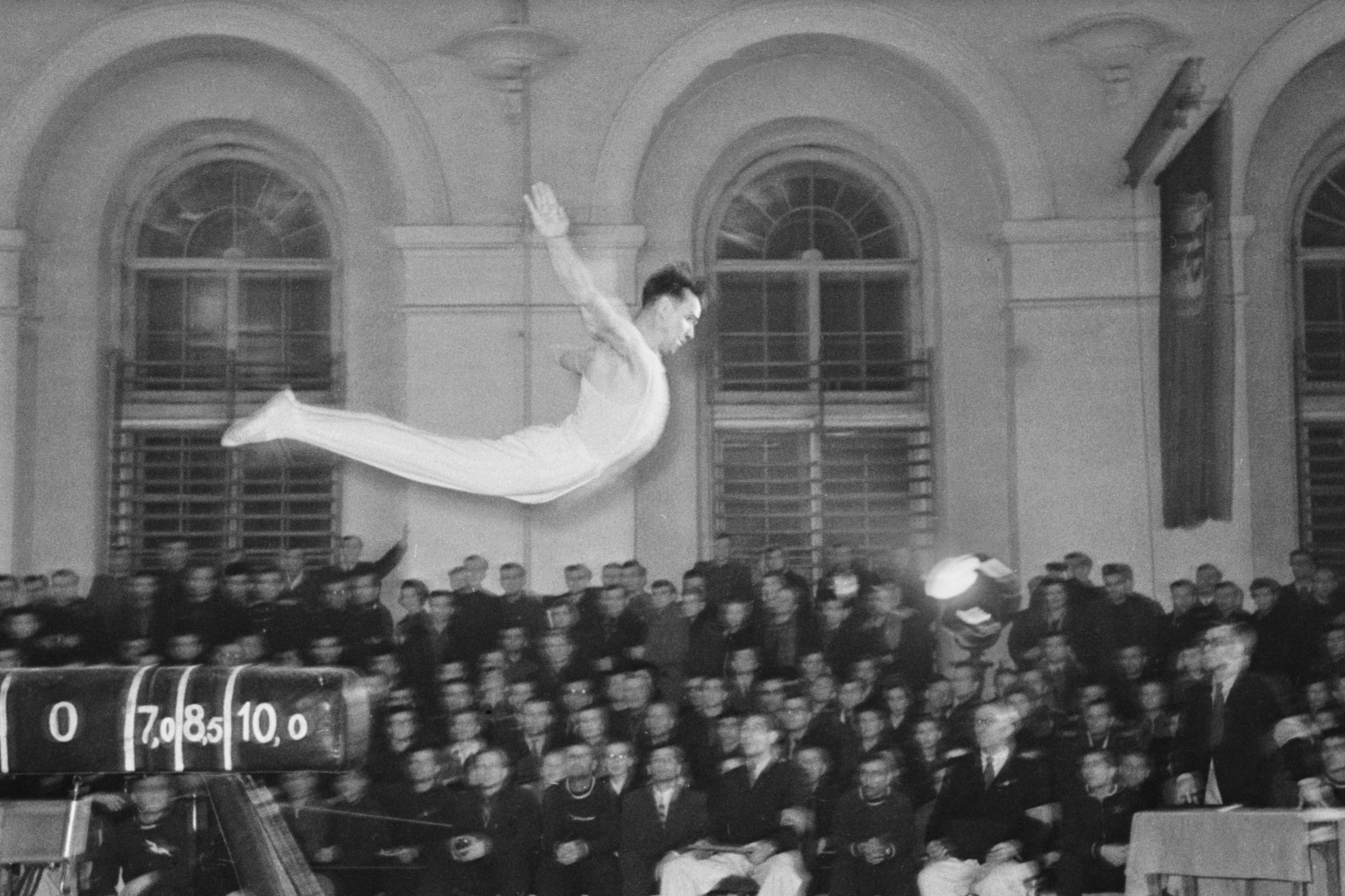 Абсолютный чемпион Олимпийских игр 1952 года гимнаст Виктор Иванович Чукарин во время выполнения прыжка через коня на соревнованиях на личное командное первенство СССР по спортивной гимнастике