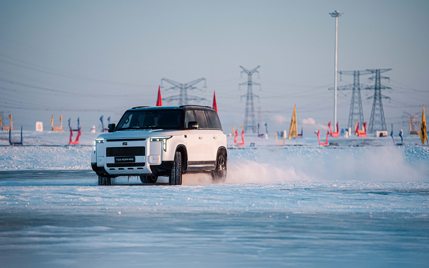 На задние колеса подается больше тяги, чем на передние, поэтому на скользком покрытии Adamas демонстрирует ярко выраженный заднеприводный характер