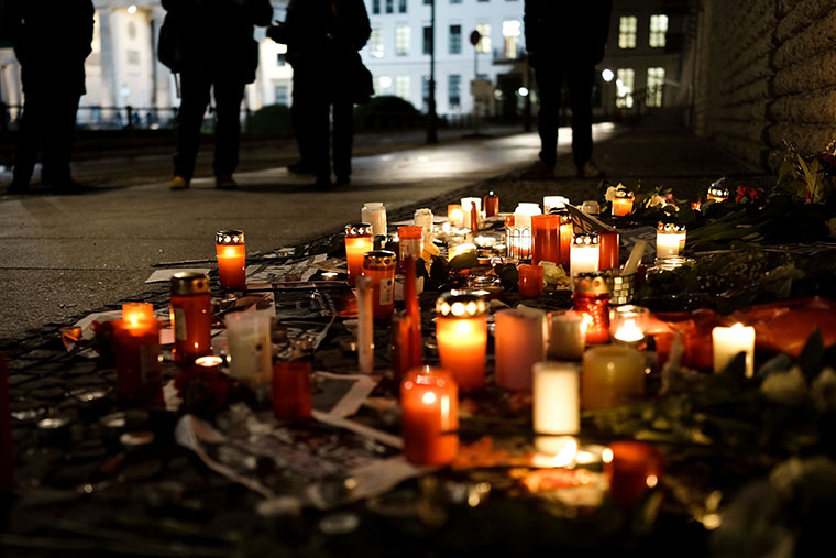 Зажженные свечи возле французского посольства в Берлине

