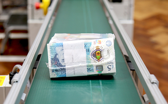 Образцы первых пластиковых банкнот в&nbsp;пять фунтов стерлингов Банка Англии


